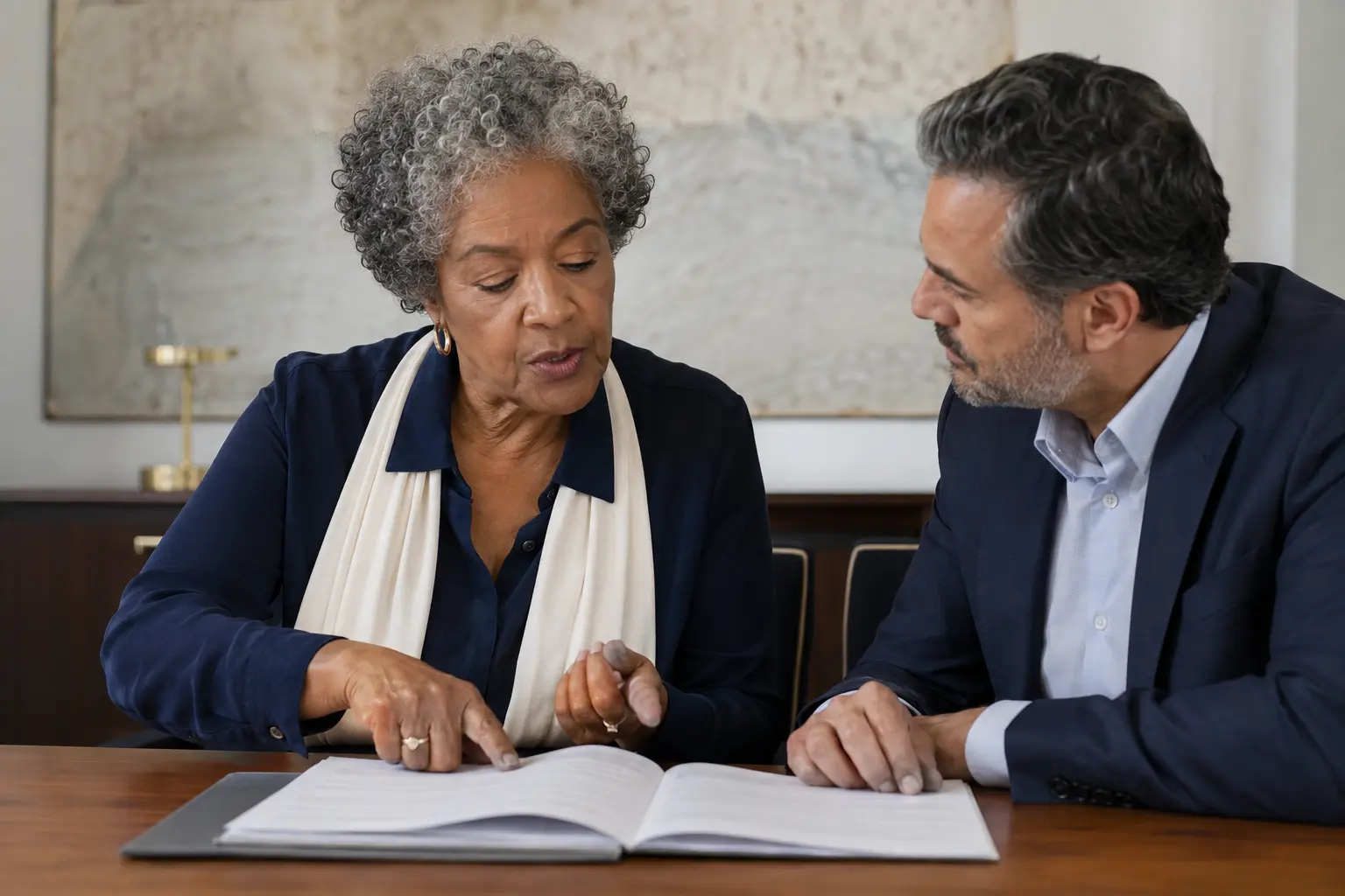 Mulher idosa analisando as cláusulas de um contrato com uma assessora